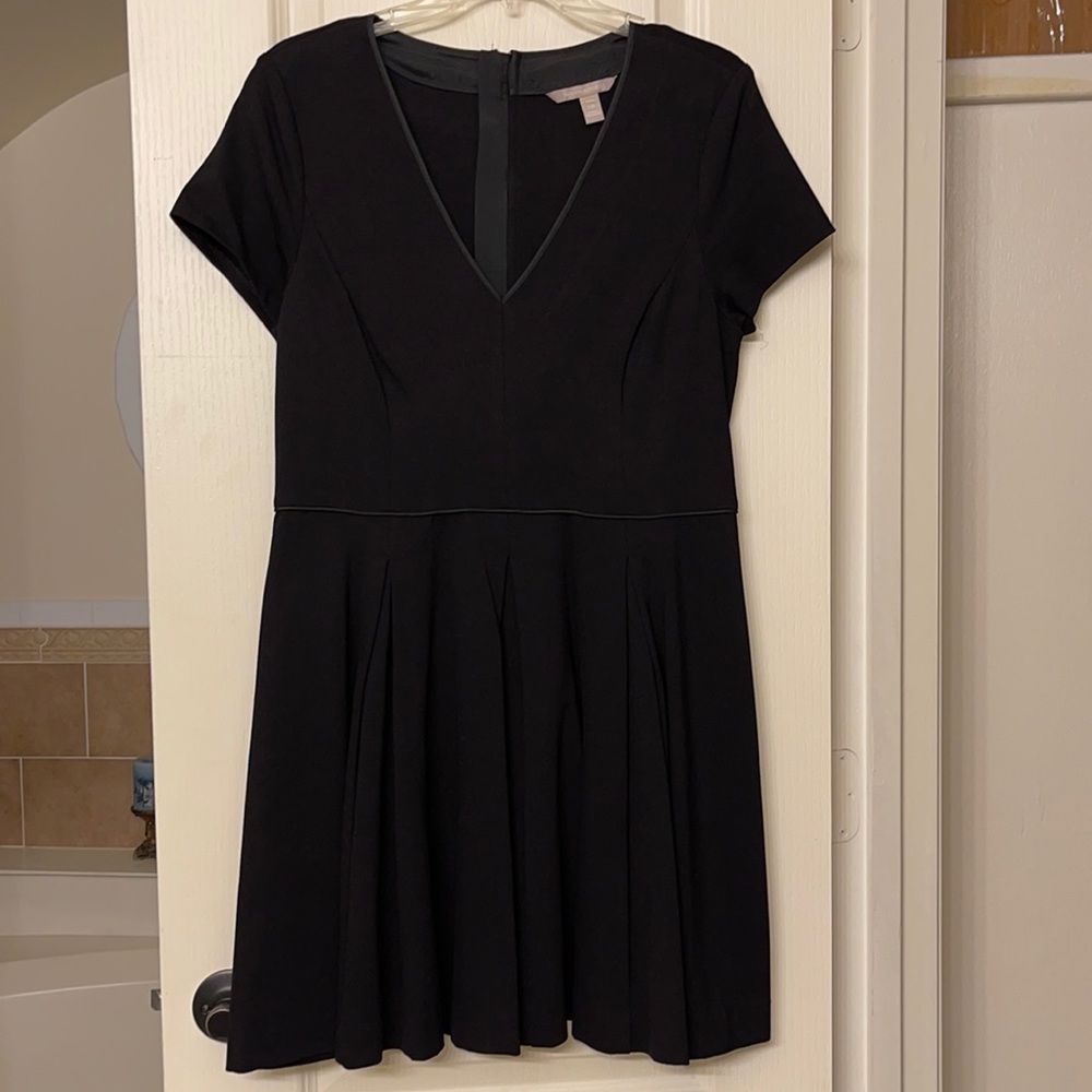 EUC Banana Republic 12P black v-neck dress